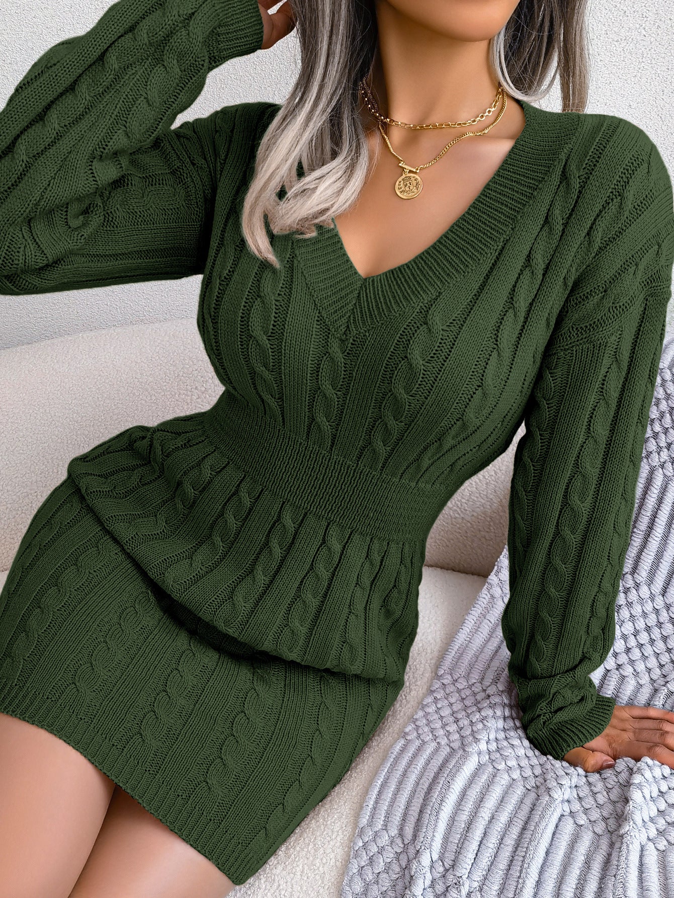 Vestido tipo suéter para mujer, estilo europeo y americano. Diseño moderno inspirado en el estilo Instagram (Ins Style), con detalle fruncido en la cintura que realza la cadera. Ideal para otoño e invierno. Fotografía real del producto.