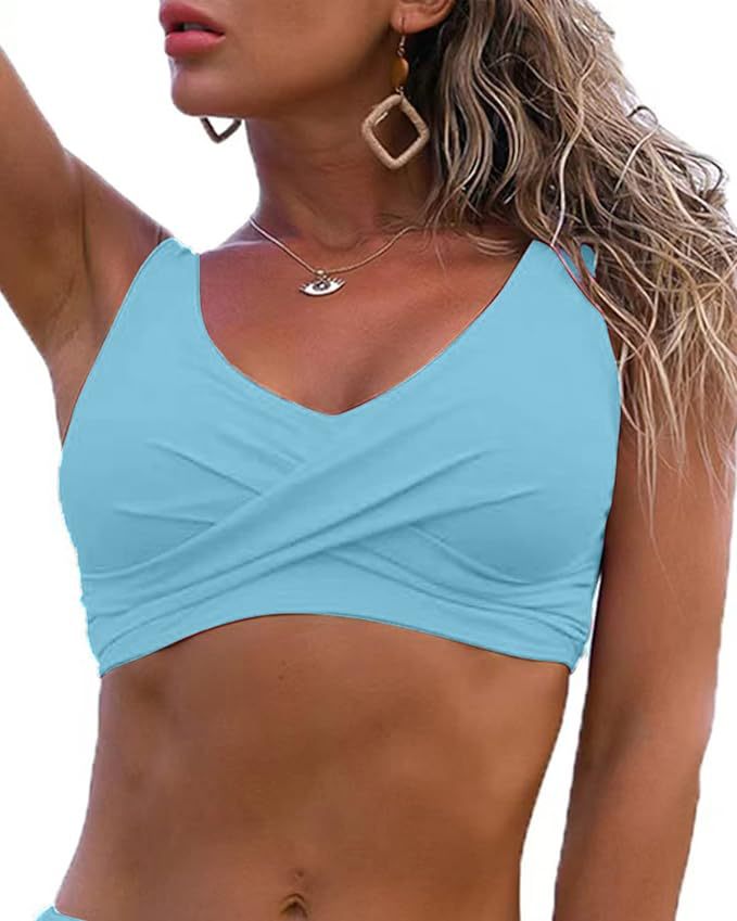 Top de bikini para mujer de alta demanda en Amazon. Diseño con fruncido frontal, escote en V y copas con relleno efecto push-up. Ideal como parte superior de traje de baño.
