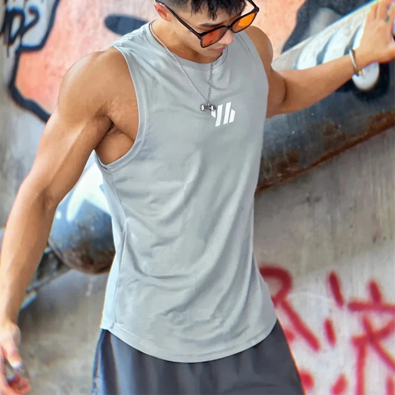 Camiseta deportiva sin mangas de malla de alta calidad para hombre, modelo verano 2025. Camiseta tipo tank top para gimnasio, running, fitness y deportes. Ropa deportiva masculina.