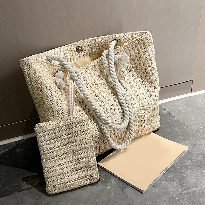 Tu compañero ideal para el verano ☀️. Espacioso, ligero y perfecto para cualquier look de playa.