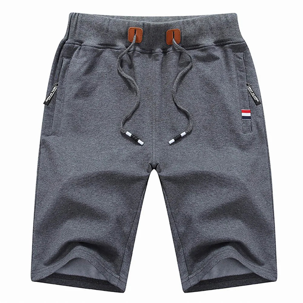 Pantalones cortos para hombre de verano, confeccionados en algodón, estilo casual y deportivo. Diseño holgado tipo jogger con bolsillos, inspirado en la moda urbana Hip Hop y Streetwear. Ideales para la playa, el ocio y el uso diario.