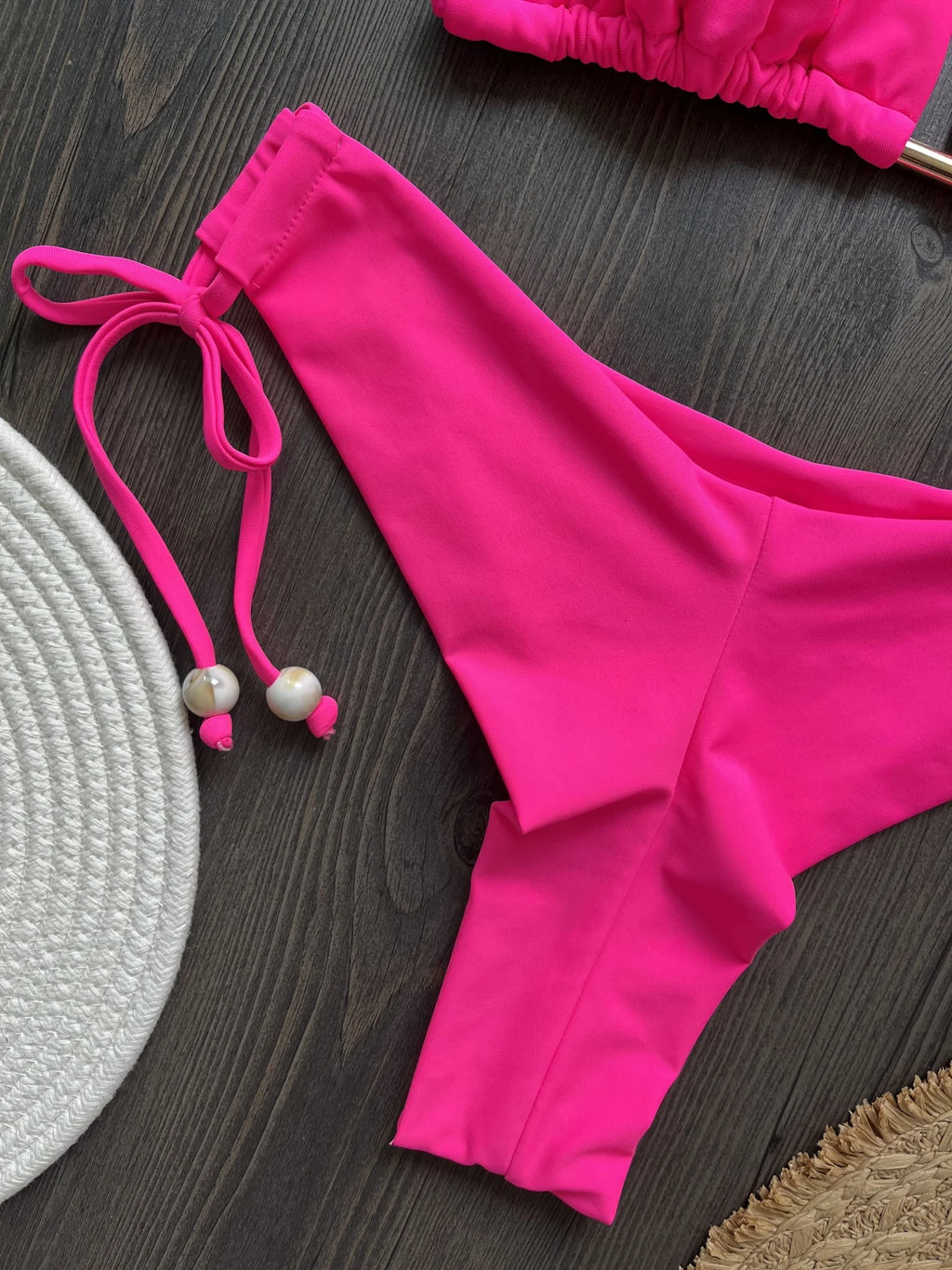 Bikini sexy de triángulo para mujer 2025. Conjunto de bikini brasileño con cuello halter, efecto push-up y elegante detalle de cadena metálica. Ideal para la playa, la piscina, vacaciones y días de verano.
