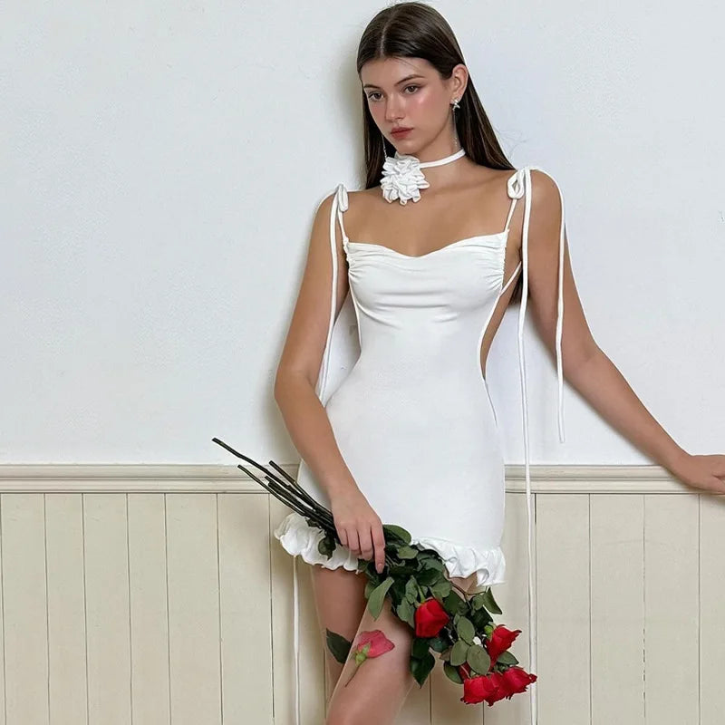 Falda corta estilo Y2K de alta gama para mujer. Diseño ajustado y sexy con espalda abierta y cierre de cordones. Inspiración europea y americana, ideal para looks atrevidos y modernos.