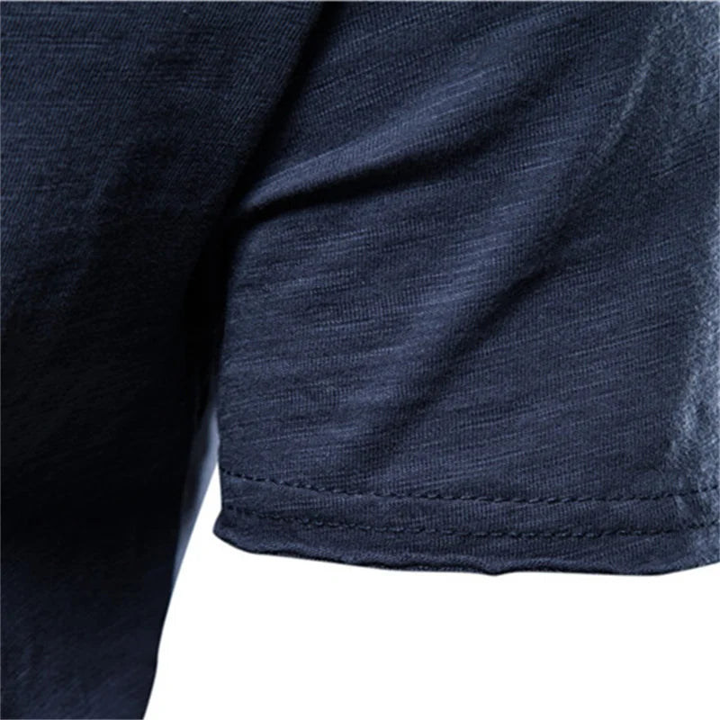 Camiseta de hombre 100% algodón. Diseño casual, suave y ligero, ideal para verano y fitness. Cuello redondo y manga corta, perfecta para uso diario o ropa de casa.