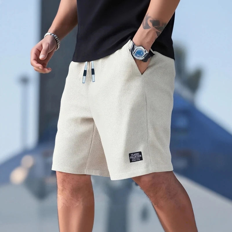 Shorts para hombre de estilo casual y deportivo. Fabricado en tejido texturizado transpirable, ideales para uso diario, playa y actividades deportivas. Diseño moderno y cómodo para un look versátil.