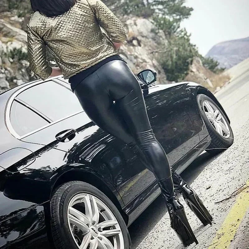 Leggings de cuero sintético negro para mujer con cintura alta y tejido de alta elasticidad. Diseño ajustado con efecto levanta glúteos que estiliza la figura. Modernos, cómodos y disponibles en tallas grandes.