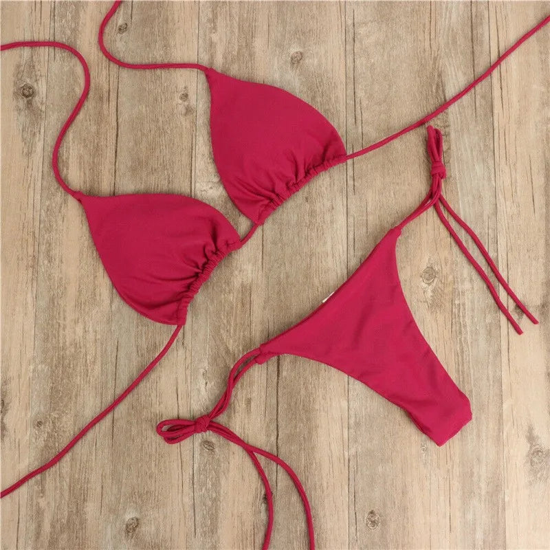 Bikini de dos piezas para mujer con top triangular. Diseño con atado tipo halter ajustable. Incluye braguita tipo tanga, ideal para playa y verano. Estilo moderno y sensual para beachwear.