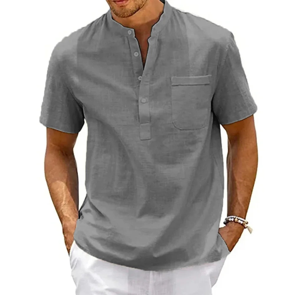 Camisa de lino y algodón para hombre con cuello Henley y bolsillo. Diseño casual de manga corta y color sólido, ideal para la playa, el uso diario o un estilo vintage y urbano. Ligera, fresca y cómoda para cualquier ocasión.
