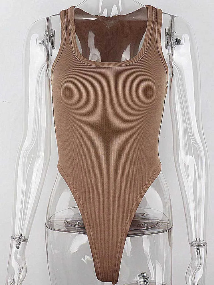 Body de punto sin mangas para mujer. Diseño ajustado tipo bodycon con estilo sexy, escote halter y hombros descubiertos. Casual y moderno, ideal para verano, streetwear y clubwear.