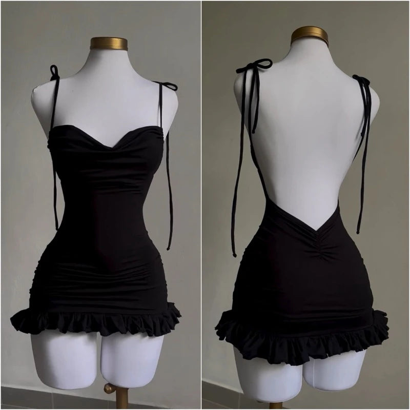Falda corta estilo Y2K de alta gama para mujer. Diseño ajustado y sexy con espalda abierta y cierre de cordones. Inspiración europea y americana, ideal para looks atrevidos y modernos.