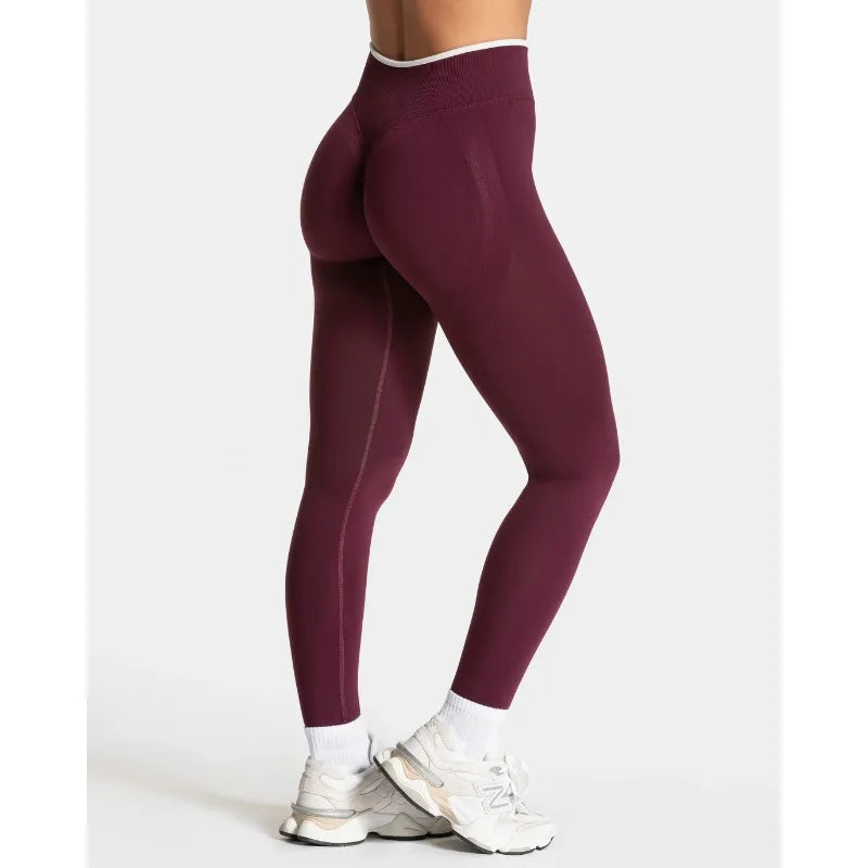 Nuevos leggings deportivos para mujer con diseño de bloques de color. Confección sin costuras, tejido de punto, cintura alta y efecto realce de glúteos. Ideales para yoga, gimnasio y entrenamientos, con detalle de borde blanco.