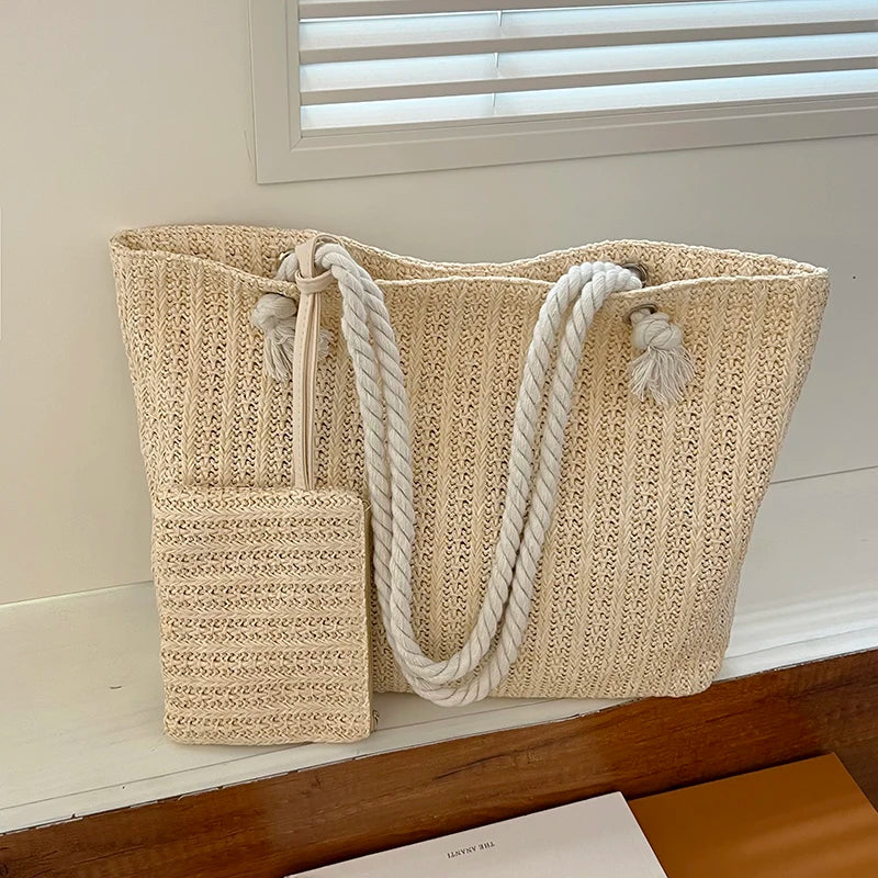 Tu compañero ideal para el verano ☀️. Espacioso, ligero y perfecto para cualquier look de playa.