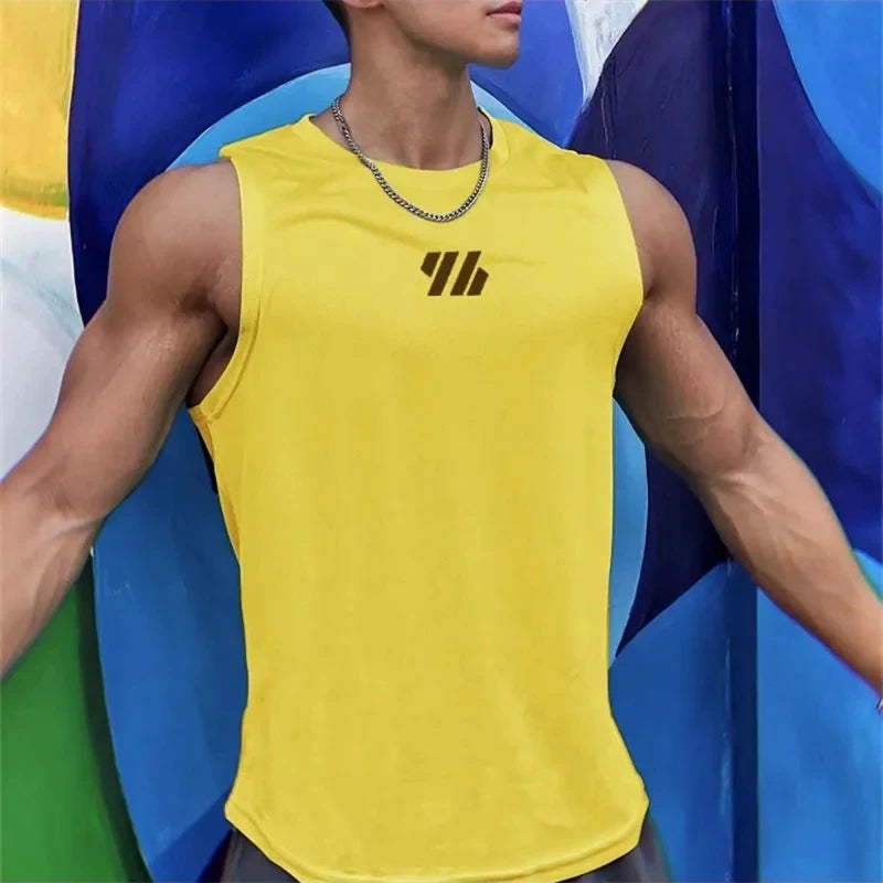 Camiseta deportiva sin mangas de malla de alta calidad para hombre, modelo verano 2025. Camiseta tipo tank top para gimnasio, running, fitness y deportes. Ropa deportiva masculina.