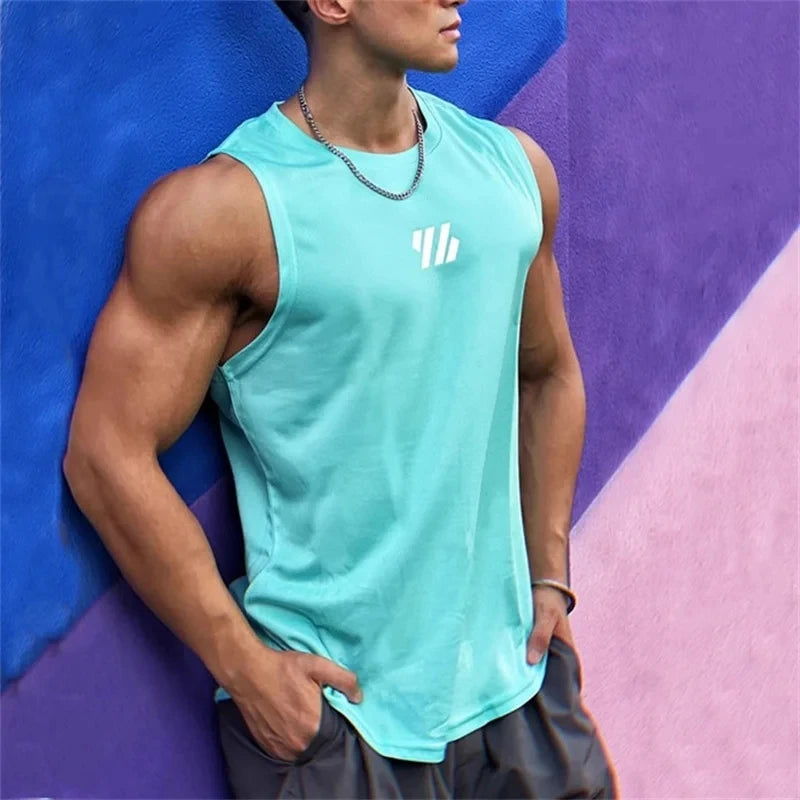 Camiseta deportiva sin mangas de malla de alta calidad para hombre, modelo verano 2025. Camiseta tipo tank top para gimnasio, running, fitness y deportes. Ropa deportiva masculina.