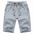 Pantalones cortos para hombre de verano, confeccionados en algodón, estilo casual y deportivo. Diseño holgado tipo jogger con bolsillos, inspirado en la moda urbana Hip Hop y Streetwear. Ideales para la playa, el ocio y el uso diario.