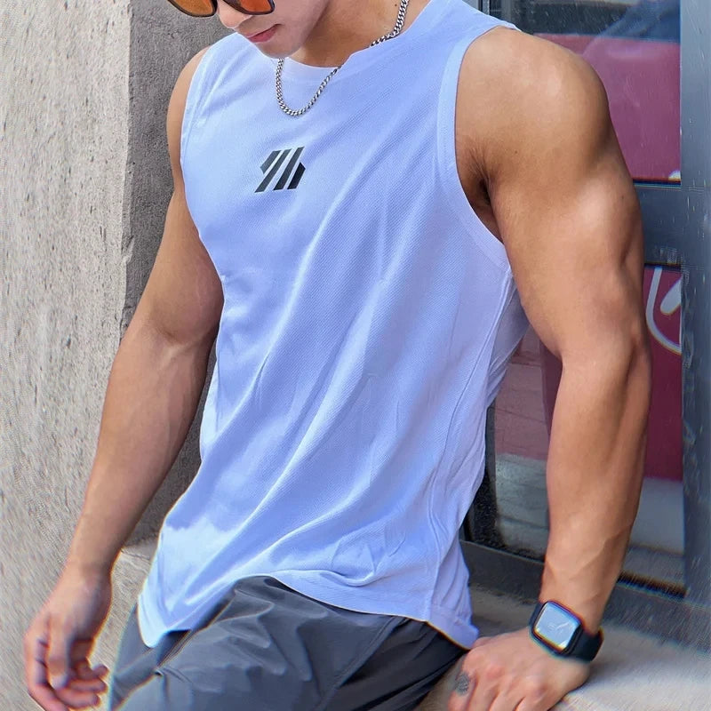 Camiseta deportiva sin mangas de malla de alta calidad para hombre, modelo verano 2025. Camiseta tipo tank top para gimnasio, running, fitness y deportes. Ropa deportiva masculina.