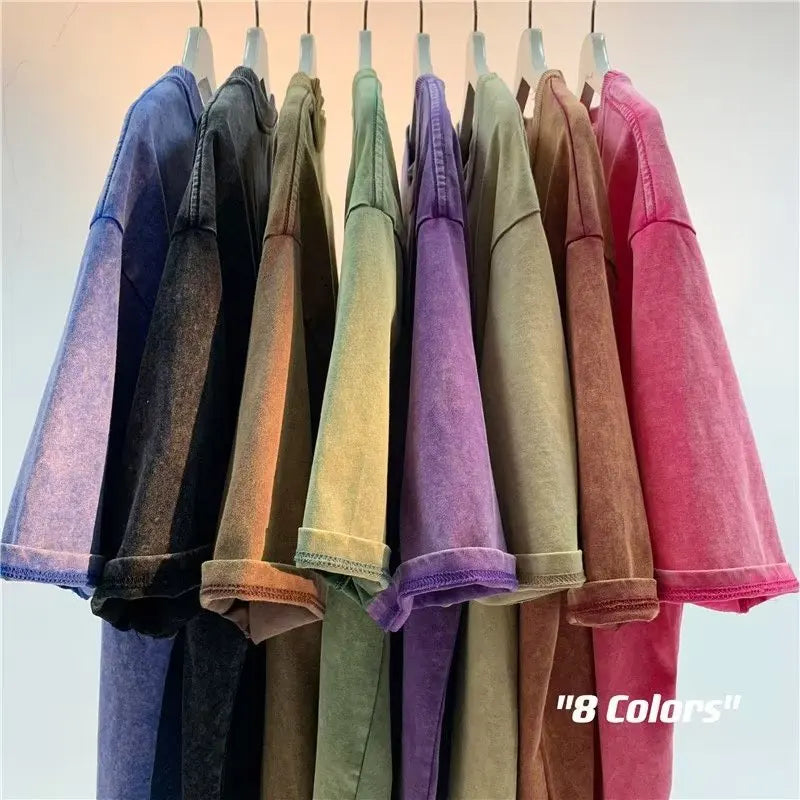 Camiseta de manga corta estilo retro americano unisex. Diseño de color sólido con efecto lavado vintage, corte oversize y tejido pesado. Ideal para un look urbano, streetwear y tendencia de verano.