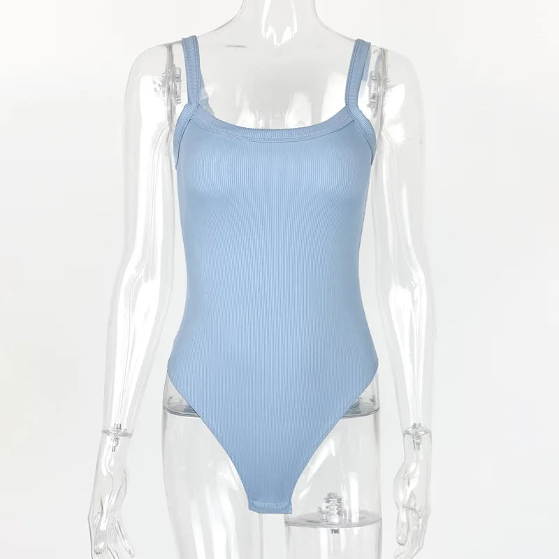 Bodysuit básico blanco para mujer. Diseño ajustado tipo bodycon, sin mangas y de estilo casual sexy. Ligero y fresco, ideal para el verano y looks minimalistas.