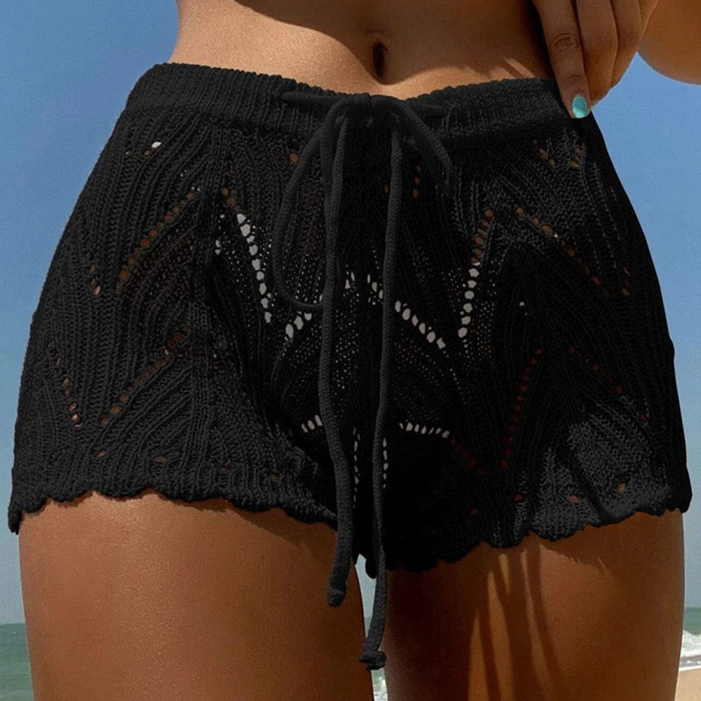 Short de playa para mujer con tejido de punto calado y detalles de encaje. Cintura alta con cordón ajustable y banda elástica para un ajuste cómodo. Suaves, transpirables y perfectos para usar sobre el bikini durante el verano.