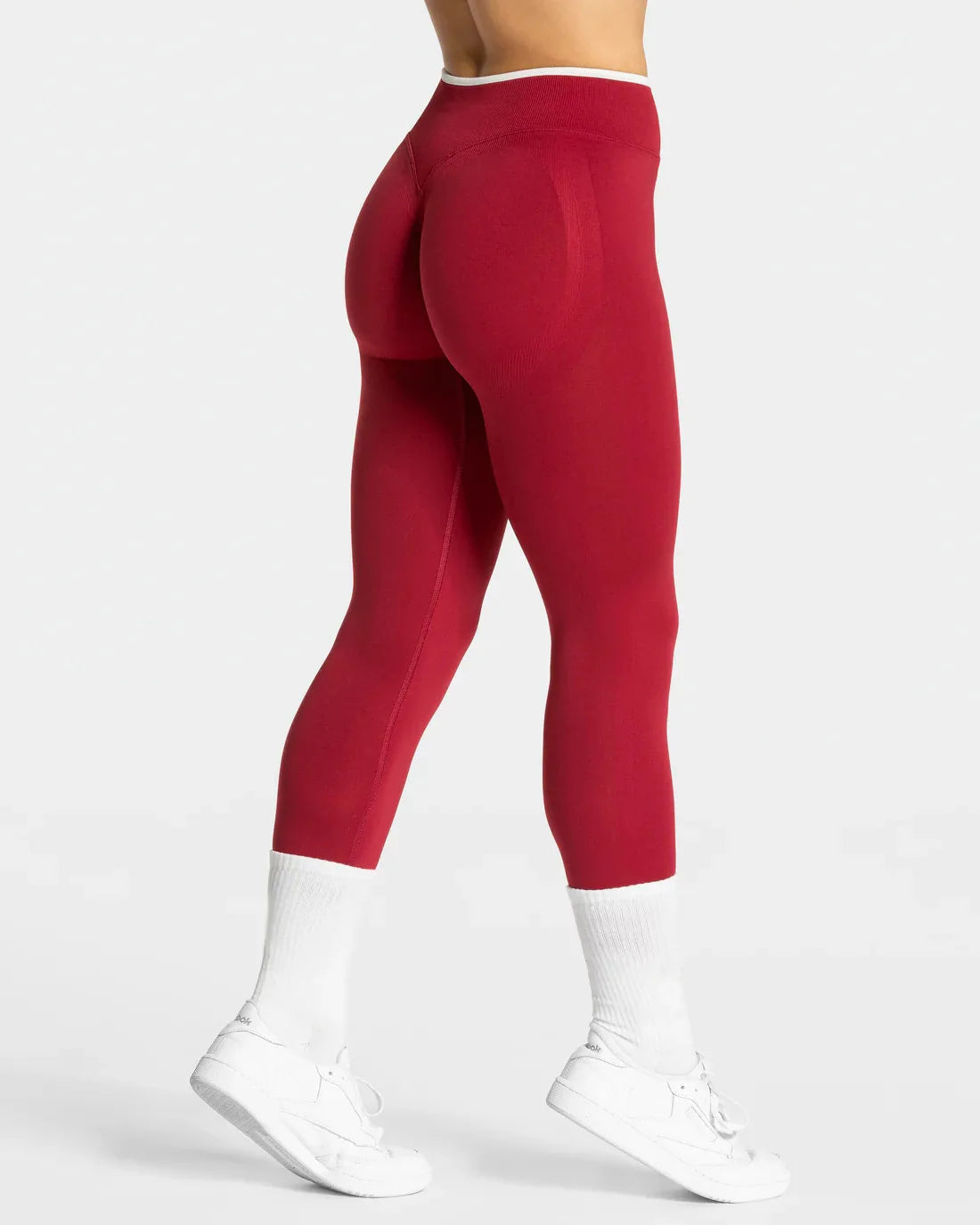 Nuevos leggings deportivos para mujer con diseño de bloques de color. Confección sin costuras, tejido de punto, cintura alta y efecto realce de glúteos. Ideales para yoga, gimnasio y entrenamientos, con detalle de borde blanco.