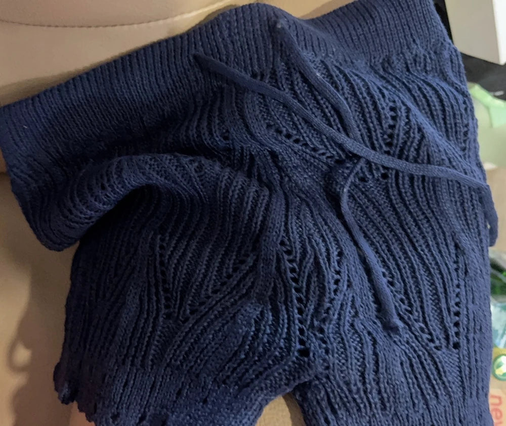 Short de playa para mujer con tejido de punto calado y detalles de encaje. Cintura alta con cordón ajustable y banda elástica para un ajuste cómodo. Suaves, transpirables y perfectos para usar sobre el bikini durante el verano.