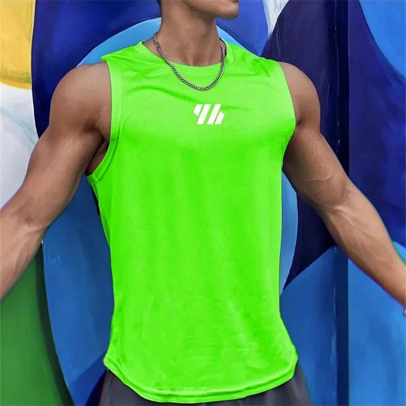 Camiseta deportiva sin mangas de malla de alta calidad para hombre, modelo verano 2025. Camiseta tipo tank top para gimnasio, running, fitness y deportes. Ropa deportiva masculina.