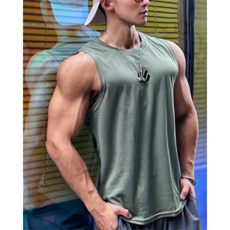 Camiseta deportiva sin mangas de malla de alta calidad para hombre, modelo verano 2025. Camiseta tipo tank top para gimnasio, running, fitness y deportes. Ropa deportiva masculina.