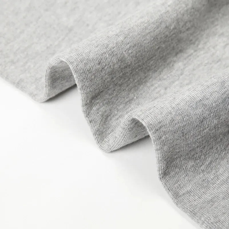 Pack de 1, 3 o 5 camisetas sin mangas para hombre de algodón. Diseño ligero y transpirable, con ajuste Slim Fit que resalta los hombros y el pecho. Ideales para gimnasio, entrenamiento, deporte o uso diario. Cómodas, elásticas y de secado rápido para mant