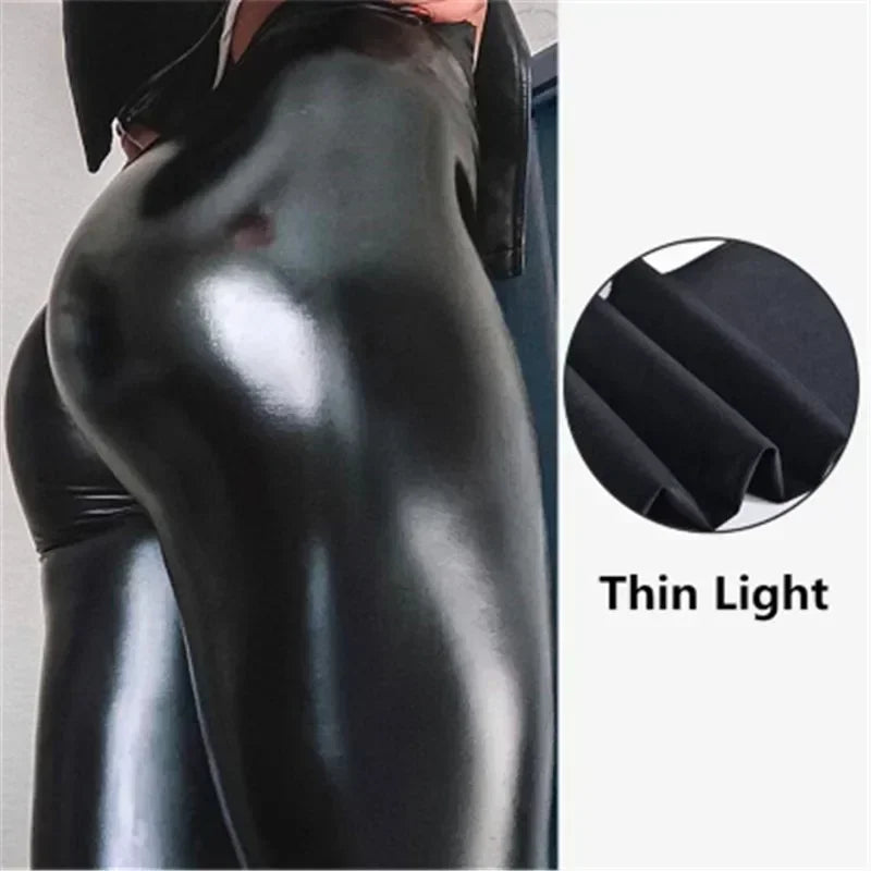 Leggings de cuero sintético negro para mujer con cintura alta y tejido de alta elasticidad. Diseño ajustado con efecto levanta glúteos que estiliza la figura. Modernos, cómodos y disponibles en tallas grandes.