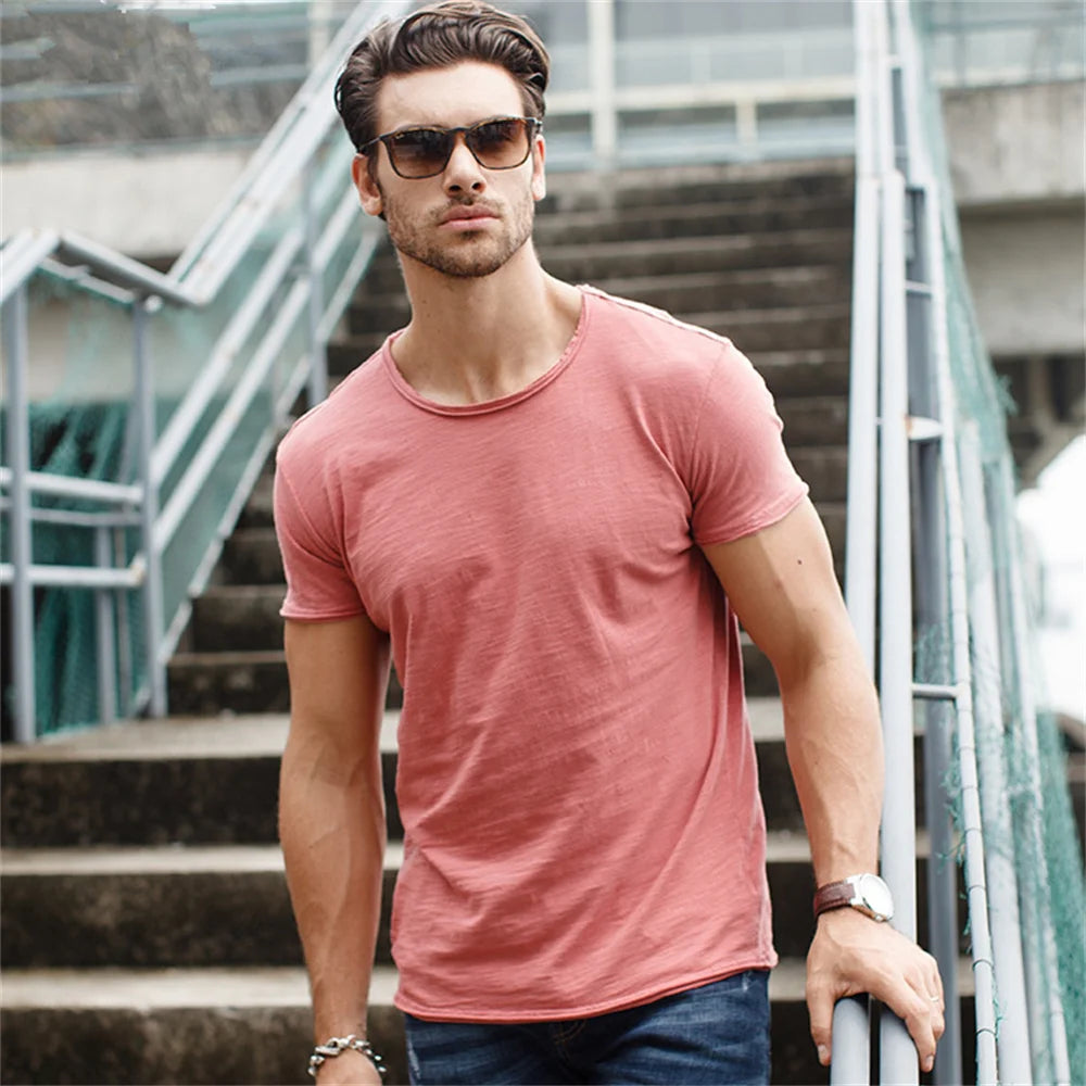 Camiseta de hombre 100% algodón. Diseño casual, suave y ligero, ideal para verano y fitness. Cuello redondo y manga corta, perfecta para uso diario o ropa de casa.