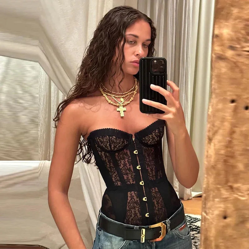 Top tipo corsé ajustado para mujer con encaje y diseño calado. Sin mangas y sin tirantes, con ajuste de cordones para realzar la figura. Estilo sexy y moderno, tendencia streetwear verano 2026.