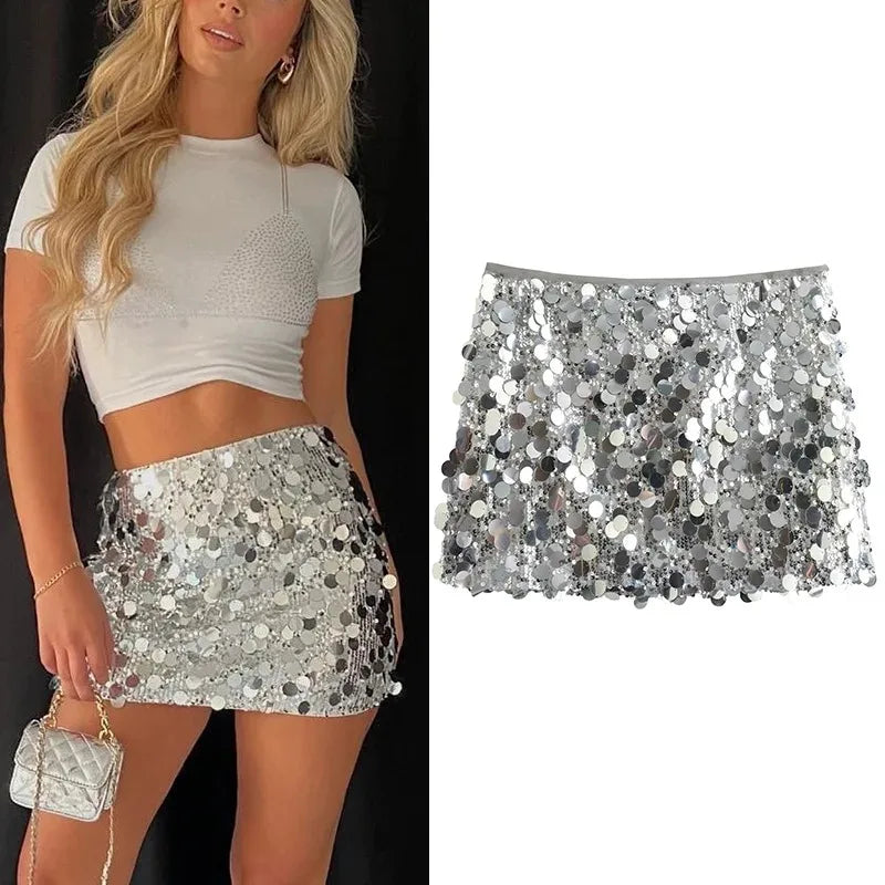 Falda mini de lentejuelas plateadas para mujer. Diseño de cintura alta con acabado brillante y estilo elegante. Moderna y llamativa, ideal para fiestas y looks Y2K.