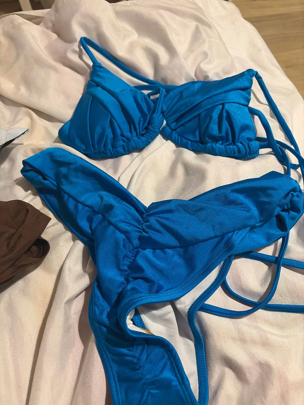 Conjunto de bikini sexy para mujer con diseño de pliegues y color liso. Bikini de triángulo con estilo micro, moderno y favorecedor, ideal para la playa, la piscina, vacaciones y días de verano.