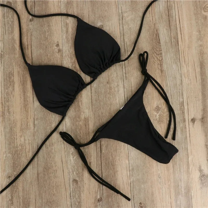 Bikini de dos piezas para mujer con top triangular. Diseño con atado tipo halter ajustable. Incluye braguita tipo tanga, ideal para playa y verano. Estilo moderno y sensual para beachwear.