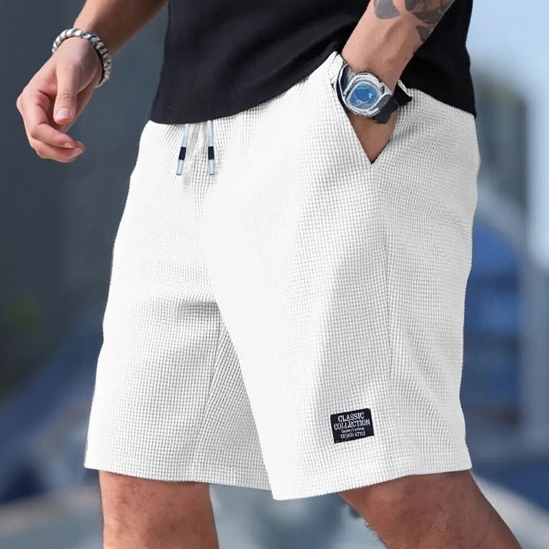 Shorts para hombre de estilo casual y deportivo. Fabricado en tejido texturizado transpirable, ideales para uso diario, playa y actividades deportivas. Diseño moderno y cómodo para un look versátil.