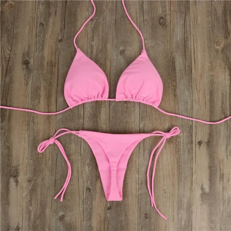 Bikini de dos piezas para mujer con top triangular. Diseño con atado tipo halter ajustable. Incluye braguita tipo tanga, ideal para playa y verano. Estilo moderno y sensual para beachwear.