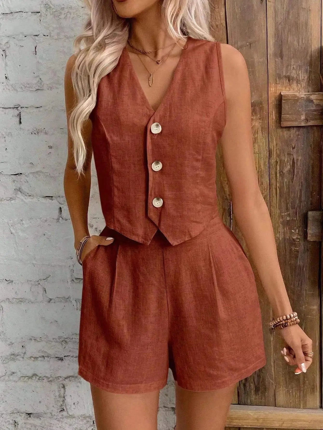 Conjunto de dos piezas casual para mujer 2026, a la moda y sexy, con top tipo chaleco sin mangas de escote en V y pantalones cortos. Conjunto de verano para mujer confeccionado en algodón y lino.