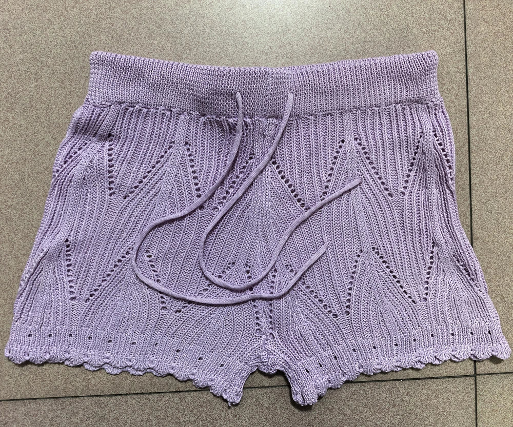Short de playa para mujer con tejido de punto calado y detalles de encaje. Cintura alta con cordón ajustable y banda elástica para un ajuste cómodo. Suaves, transpirables y perfectos para usar sobre el bikini durante el verano.
