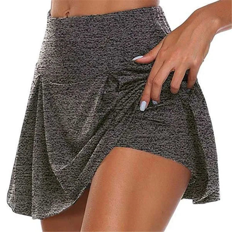 Minifalda de cintura alta con shorts integrados y tejido de secado rápido. Ideal para tenis, fitness, baile y actividades deportivas, combinando comodidad, estilo y libertad de movimiento.