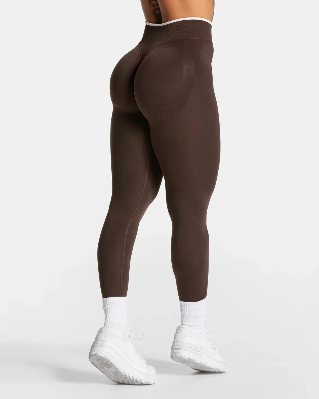 Nuevos leggings deportivos para mujer con diseño de bloques de color. Confección sin costuras, tejido de punto, cintura alta y efecto realce de glúteos. Ideales para yoga, gimnasio y entrenamientos, con detalle de borde blanco.