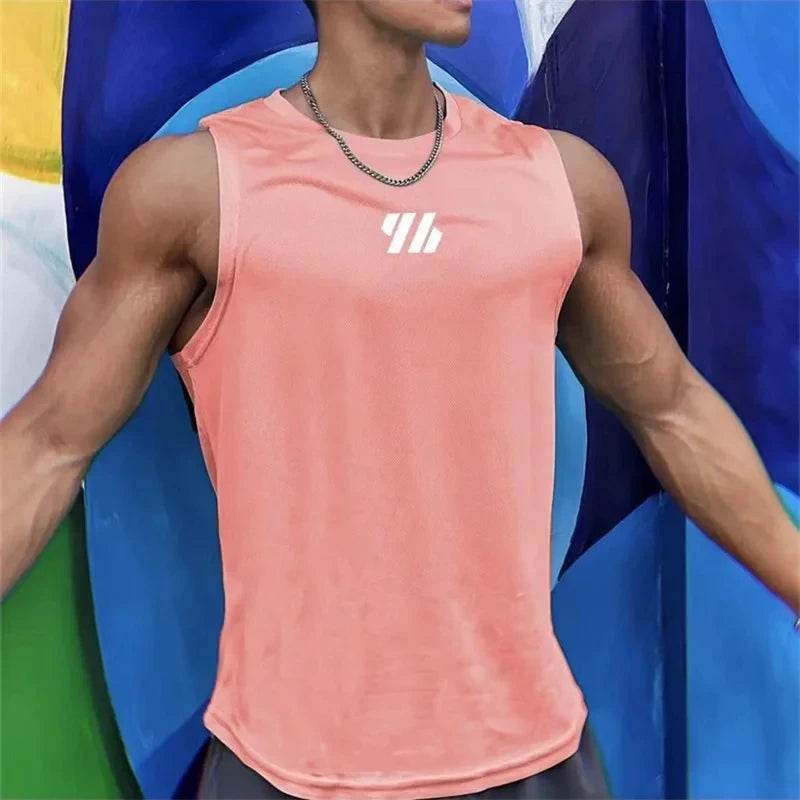 Camiseta deportiva sin mangas de malla de alta calidad para hombre, modelo verano 2025. Camiseta tipo tank top para gimnasio, running, fitness y deportes. Ropa deportiva masculina.