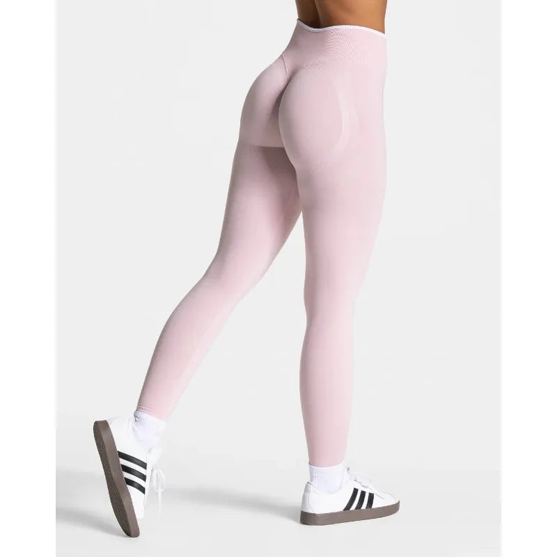 Nuevos leggings deportivos para mujer con diseño de bloques de color. Confección sin costuras, tejido de punto, cintura alta y efecto realce de glúteos. Ideales para yoga, gimnasio y entrenamientos, con detalle de borde blanco.