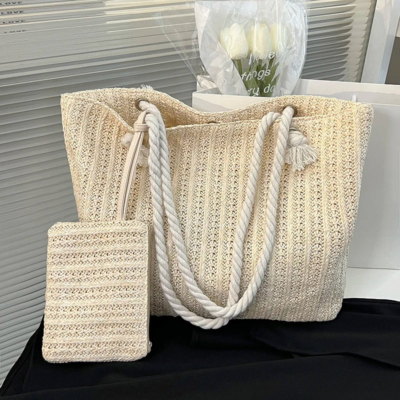 Tu compañero ideal para el verano ☀️. Espacioso, ligero y perfecto para cualquier look de playa.