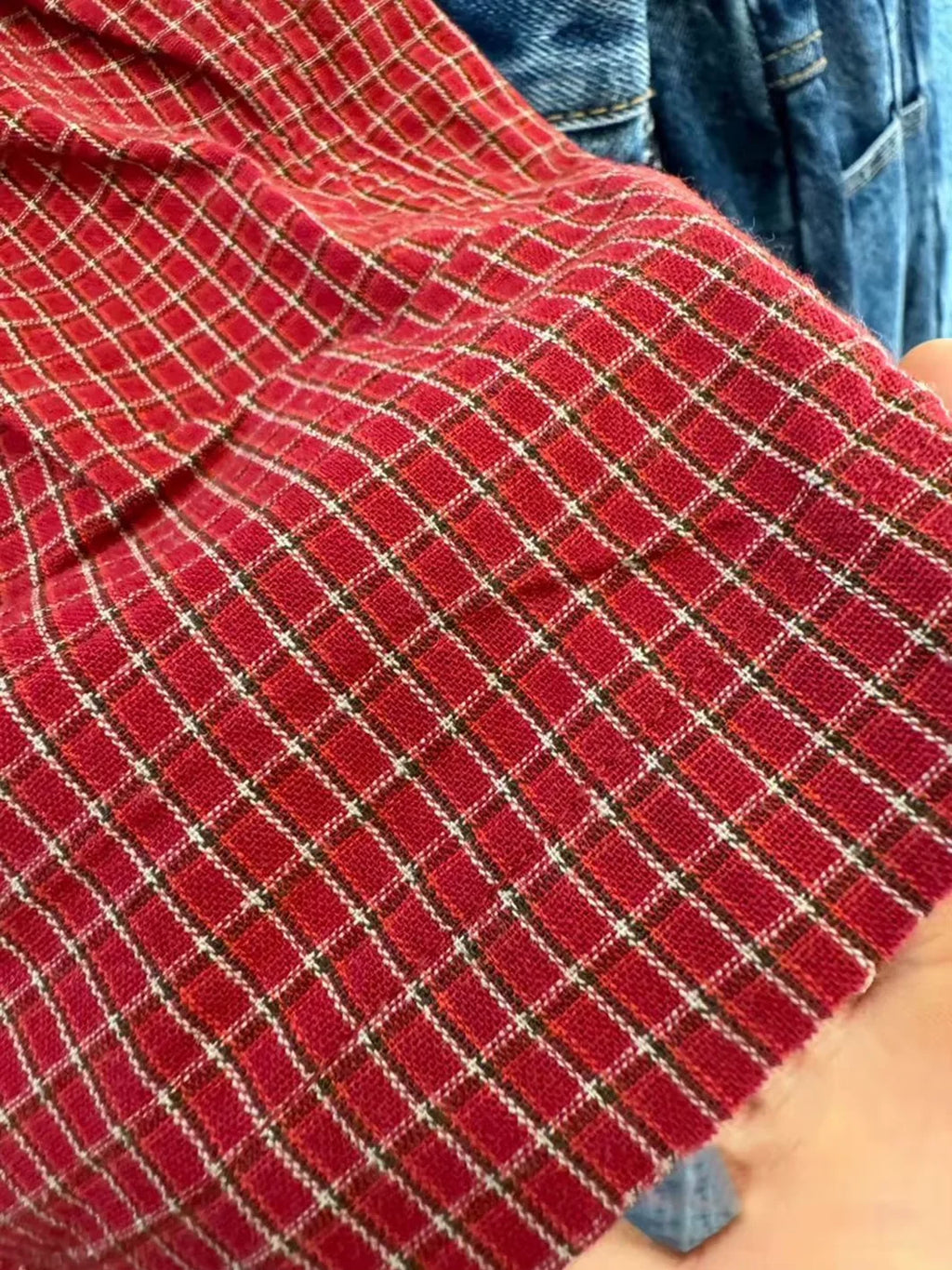 Conjunto de verano para mujer de 2 piezas, compuesto por una blusa de cuadros rojos con mangas abullonadas y detalle de amarre, acompañada de shorts de algodón con botones y cintura elástica. Fresco, cómodo y perfecto para un look femenino y moderno.