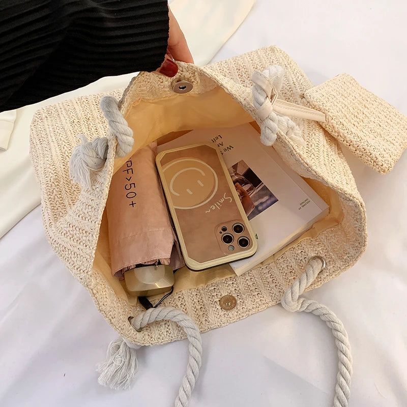 Tu compañero ideal para el verano ☀️. Espacioso, ligero y perfecto para cualquier look de playa.