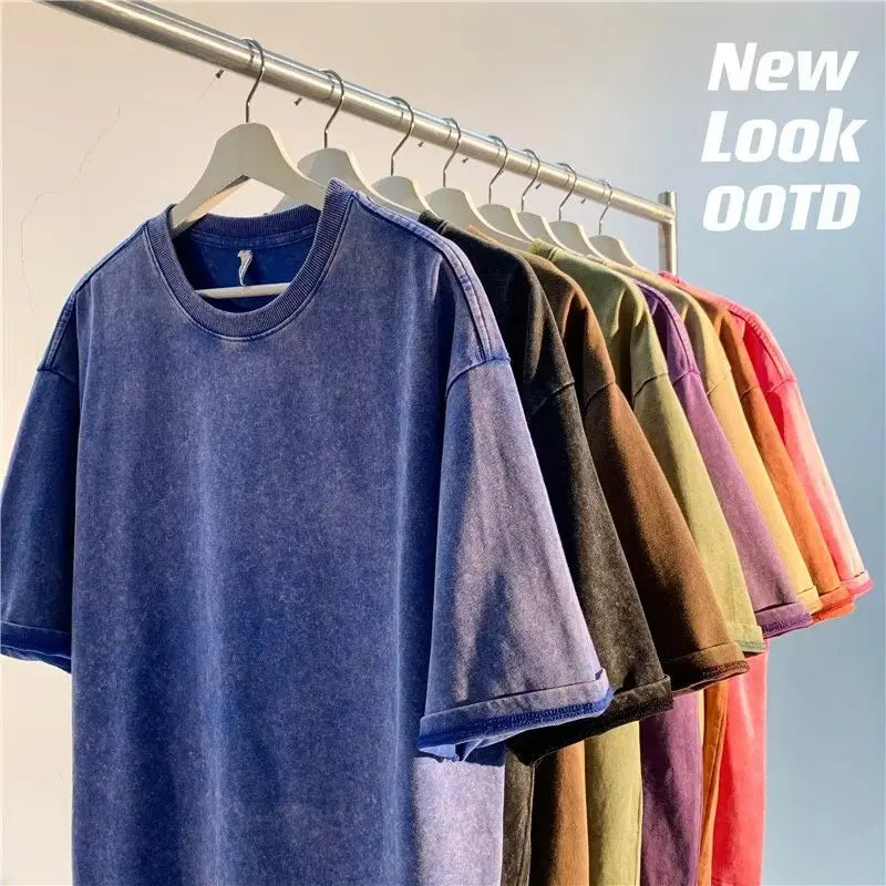 Camiseta de manga corta estilo retro americano unisex. Diseño de color sólido con efecto lavado vintage, corte oversize y tejido pesado. Ideal para un look urbano, streetwear y tendencia de verano.