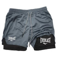 Shorts deportivos 2 en 1 para hombre. Diseño de doble capa, ideales para running, gimnasio, fitness y entrenamiento. Cómodos, transpirables y perfectos para jogging y actividades deportivas.