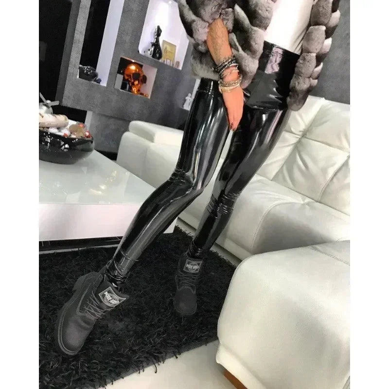 Leggings de cuero sintético negro para mujer con cintura alta y tejido de alta elasticidad. Diseño ajustado con efecto levanta glúteos que estiliza la figura. Modernos, cómodos y disponibles en tallas grandes.
