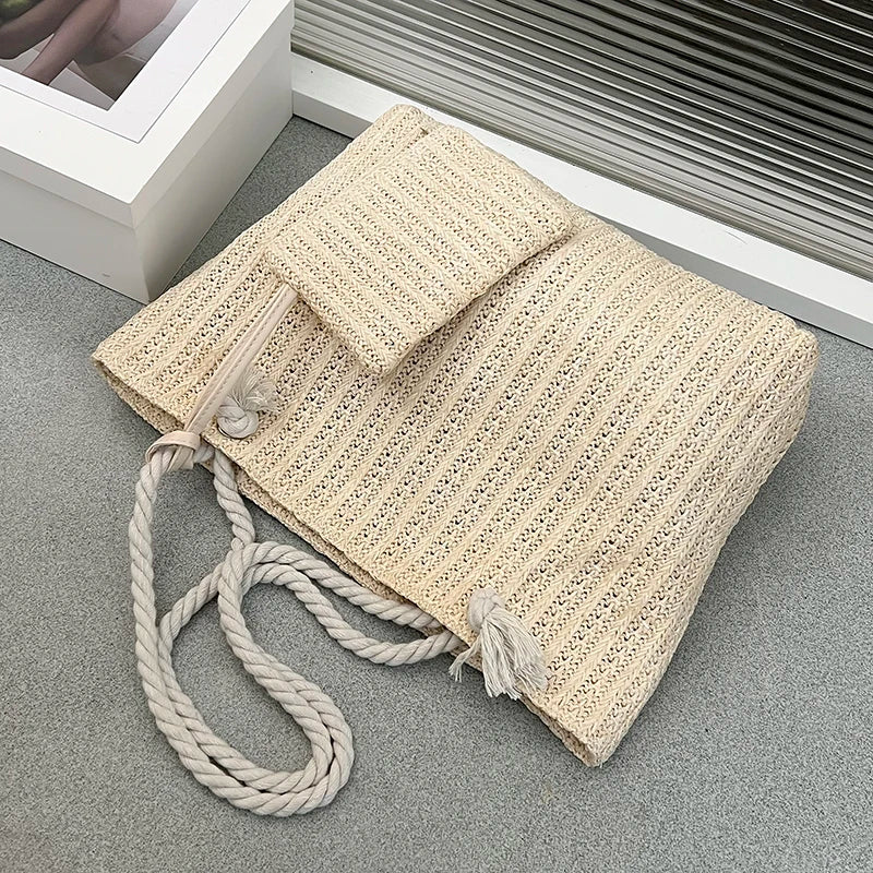 Tu compañero ideal para el verano ☀️. Espacioso, ligero y perfecto para cualquier look de playa.