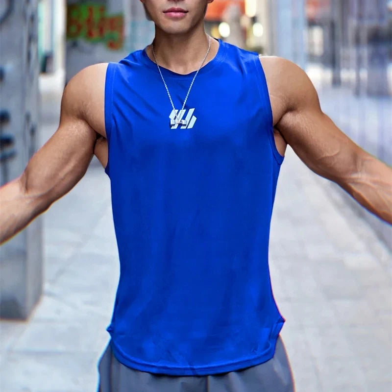 Camiseta deportiva sin mangas de malla de alta calidad para hombre, modelo verano 2025. Camiseta tipo tank top para gimnasio, running, fitness y deportes. Ropa deportiva masculina.